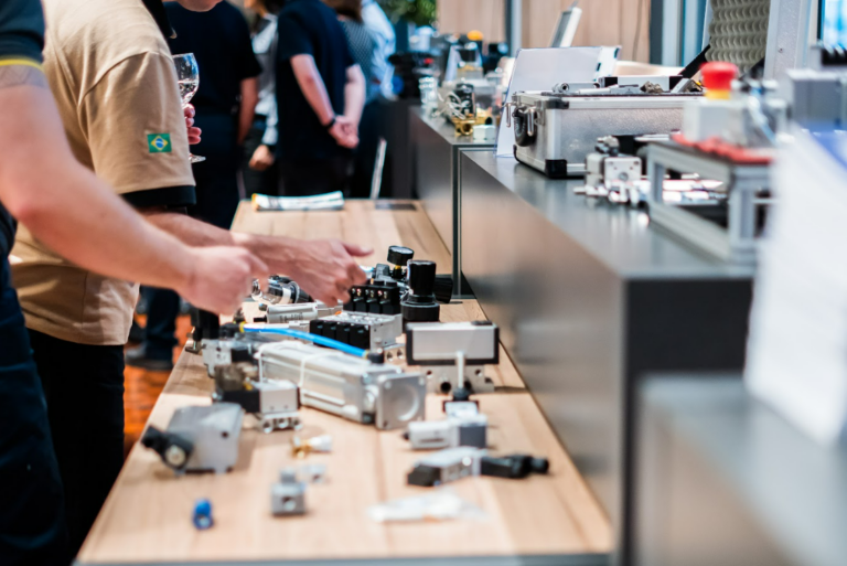 A imagem mostra uma bancada com componentes industriais.