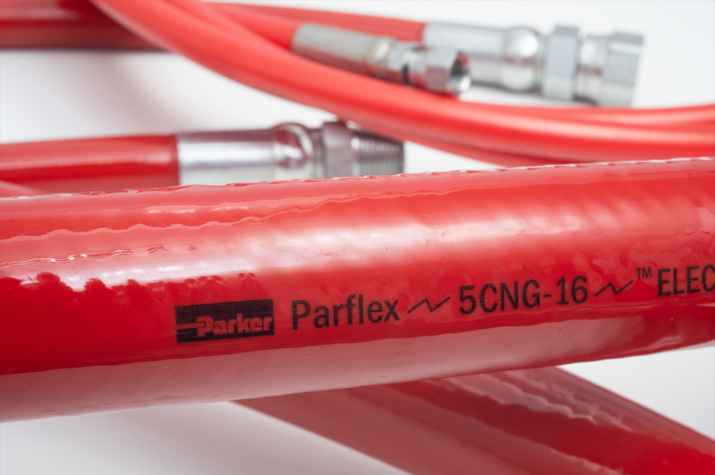 A imagem mostra uma mangueira Parker para gás natural veicular.