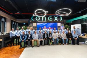 A imagem mostra a equipe da Control Tech em um evento corporativo.