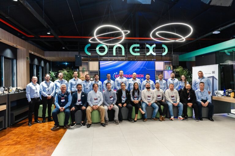 A imagem mostra a equipe da Control Tech em um evento corporativo.