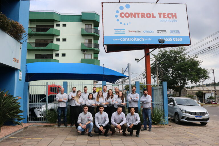 A imagem mostra a equipe da control tech, em frente à placa da unidade de Caxias do Sul