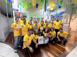 A imagem mostra a equipe da Control Tech, com camisetas do Brasil e o selo GPTW.